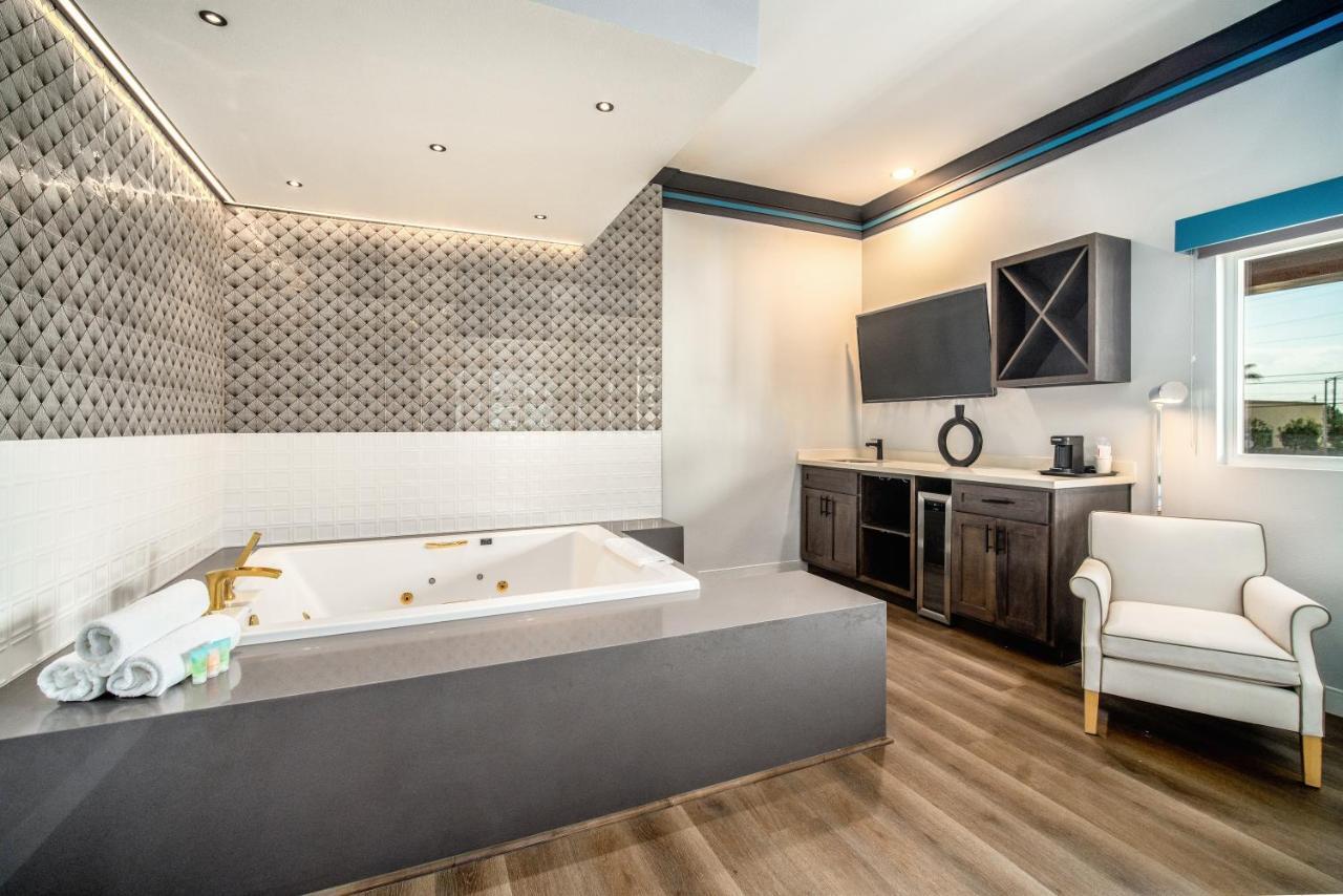 Aspire Inn Studios & Spas Беллфлауэр Экстерьер фото