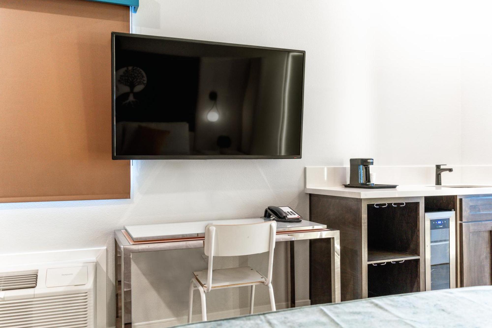 Aspire Inn Studios & Spas Беллфлауэр Экстерьер фото