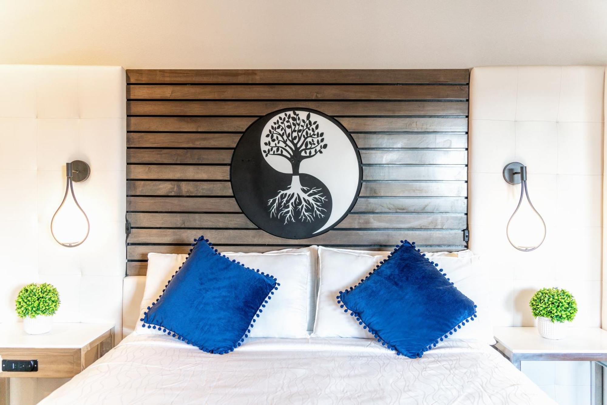 Aspire Inn Studios & Spas Беллфлауэр Экстерьер фото