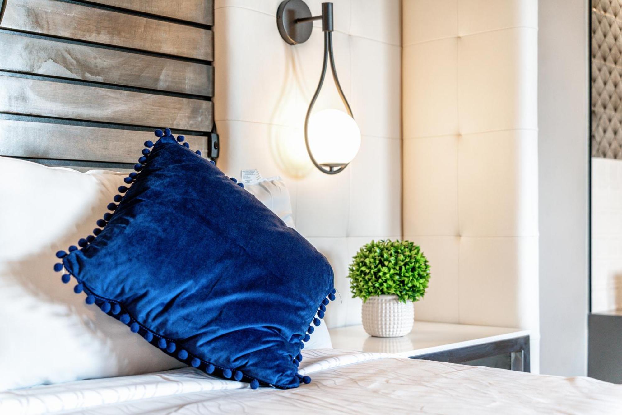 Aspire Inn Studios & Spas Беллфлауэр Экстерьер фото