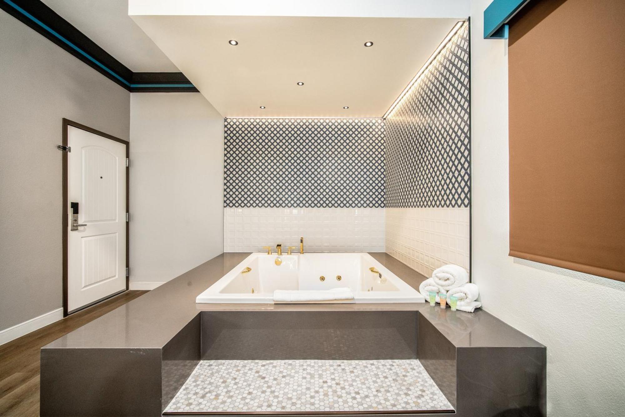 Aspire Inn Studios & Spas Беллфлауэр Экстерьер фото